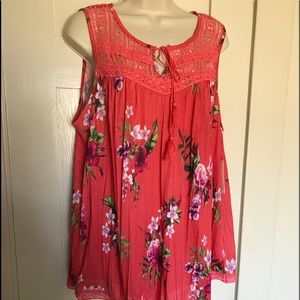 NWT New York Laundry Floral Top.